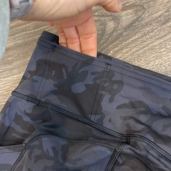 Lululemon Size 4 cropped camo leggings - Picture 4 of 7